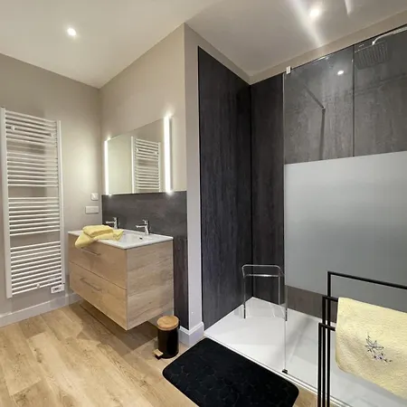 Chaleureux Avec Terrasse, Ideal Pour Randonnees Et Activites A La Montagne Bourbonnaise - Fr-1-489-496 Ferienhaus